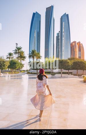 Genießen Sie die Schönheit von Abu Dhabis atemberaubender Architektur und multikultureller Lebendigkeit, verkörpert durch die elegante Figur einer indischen Frau. Stockfoto