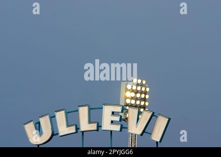 Ein Schild für die Arena Ullevi in Göteborg mit leuchtenden Lichtern im Hintergrund Stockfoto