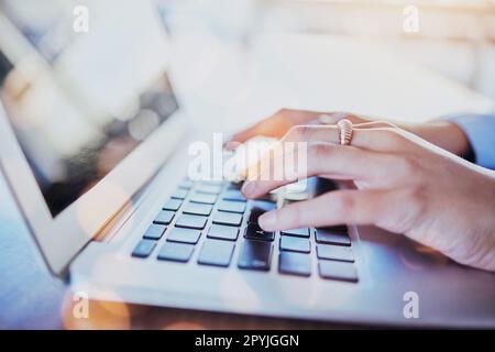 Hände, Laptop und Tastatur, bei denen eine Person Artikel schreibt oder schreibt, am Computer oder im Internet zu Forschungszwecken. Copywriting, seo und Mitarbeiter im Internet Stockfoto