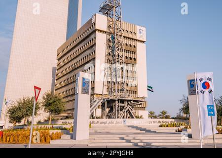 15. Januar 2023, Abu Dhabi, Vereinigte Arabische Emirate: Abu Dhabi National Oil Company oder ADNOC des Hauptsitzes der Vereinigten Arabischen Emirate in hohen Wolkenkratzern Stockfoto