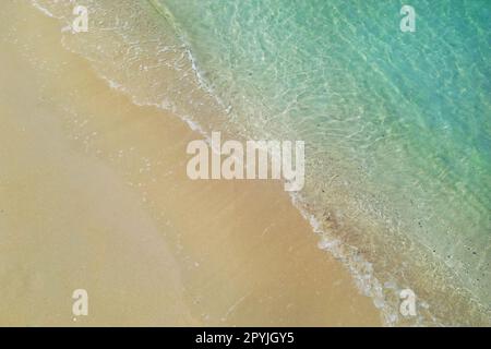 Luftblick mit Drohne, auf Wellen am tropischen weißen Sandstrand Stockfoto