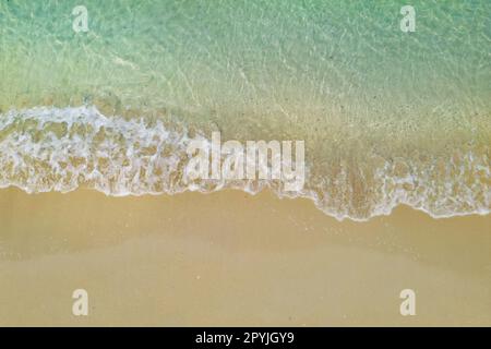 Luftblick mit Drohne, auf Wellen am tropischen weißen Sandstrand Stockfoto