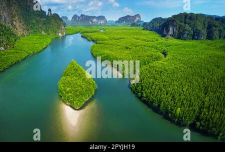 Die Mangroven in Ao Thalane-Thailand aus der Vogelperspektive Stockfoto