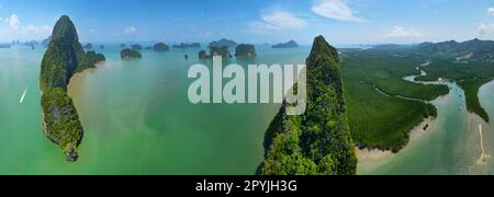 Luftaufnahme der Kalksteininsel in der Bucht von Phang nga - Thailand Stockfoto