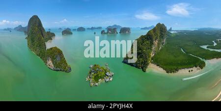 Luftaufnahme der Kalksteininsel in der Bucht von Phang nga - Thailand Stockfoto