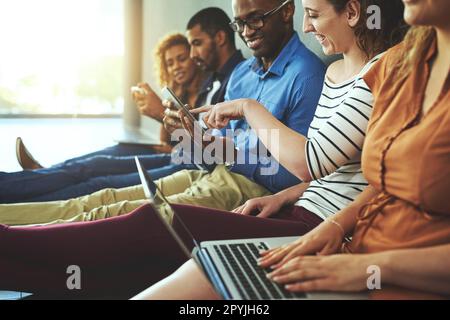 Soziale Netzwerke halten Menschen in Kontakt. Studioaufnahme einer vielfältigen Gruppe von Menschen in sozialen Netzwerken vor grauem Hintergrund. Stockfoto