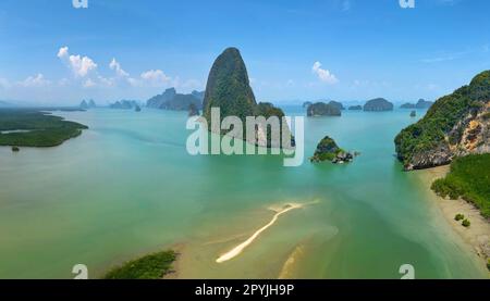 Luftaufnahme der Kalksteininsel in der Bucht von Phang nga - Thailand Stockfoto