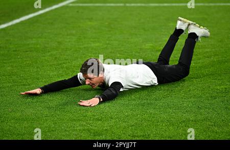 Stuttgart, Deutschland. 03. Mai 2023. Fußball: DFB Cup, VfB Stuttgart - Eintracht Frankfurt, Halbfinale, Mercedes-Benz Arena. Oliver Glasner aus Frankfurt feiert den Eintritt des Teams in das Finale. WICHTIGER HINWEIS: Gemäß den Vorschriften der DFL Deutsche Fußball Liga und des DFB Deutscher Fußball-Bund ist es verboten, im Stadion aufgenommene Fotos und/oder das Spiel in Form von Sequenzbildern und/oder videoähnlichen Fotoserien zu verwenden oder verwenden zu lassen. Kredit: Tom Weller/dpa/Alamy Live News Stockfoto