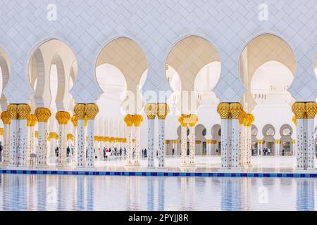 15. Januar 2023, Abu Dhabi, Vereinigte Arabische Emirate: Majestätische Bögen über einem ruhigen Pool in der atemberaubenden Scheich-Zayid-Moschee in Abu Dhabi. Stockfoto
