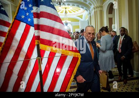 Washington, Usa. 03. Mai 2023. Der Mehrheitsführer des US-Senats Chuck Schumer (Demokrat von New York) verlässt am Mittwoch, den 3. Mai, eine Pressekonferenz zum chinesischen Wettbewerbsrecht im US-Kapitol in Washington, DC, USA. 2023. Foto: Rod Lamkey/CNP/ABACAPRESS.COM Kredit: Abaca Press/Alamy Live News Stockfoto