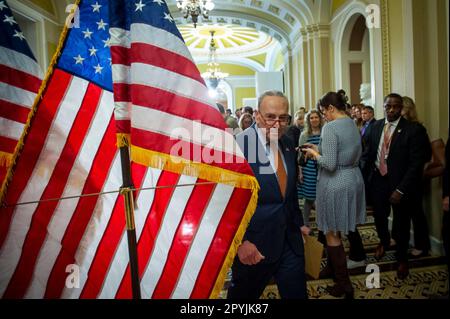 Washington, Usa. 03. Mai 2023. Der Mehrheitsführer des US-Senats Chuck Schumer (Demokrat von New York) verlässt am Mittwoch, den 3. Mai, eine Pressekonferenz zum chinesischen Wettbewerbsrecht im US-Kapitol in Washington, DC, USA. 2023. Foto: Rod Lamkey/CNP/ABACAPRESS.COM Kredit: Abaca Press/Alamy Live News Stockfoto