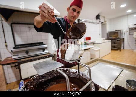 Fabricacion artesanal de Quartos Embatumats, Jordi Cassasayas, bomboneria confiteria Can Frasquet, Palma, Mallorca, Islas Baleares, España, europa Stockfoto