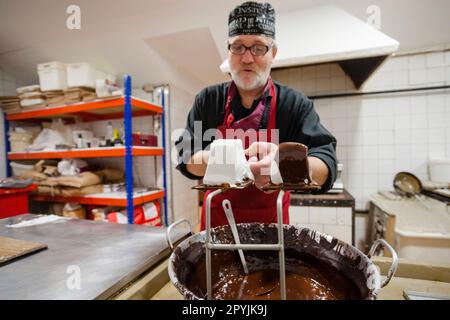 Fabricacion artesanal de Quartos Embatumats, Jordi Cassasayas, bomboneria confiteria Can Frasquet, Palma, Mallorca, Islas Baleares, España, europa Stockfoto