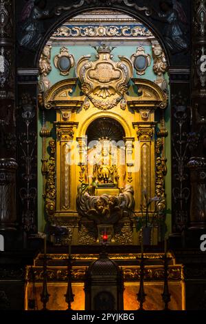 retablo barroco del presbiterio, Camarín de la Mare de Déu de Bonany, una talla de madera que la tradición atribuye a la época medieval, sentada en un Stockfoto