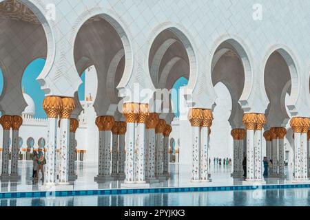 15. Januar 2023, Abu Dhabi, Vereinigte Arabische Emirate: Majestätische Bögen über einem ruhigen Pool in der atemberaubenden Scheich-Zayid-Moschee in Abu Dhabi. Stockfoto