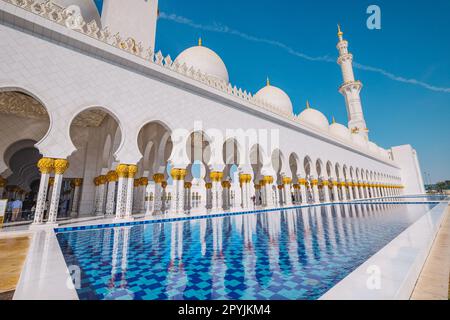 15. Januar 2023, Abu Dhabi, Vereinigte Arabische Emirate: Majestätische Bögen über einem ruhigen Pool in der atemberaubenden Scheich-Zayid-Moschee in Abu Dhabi. Stockfoto