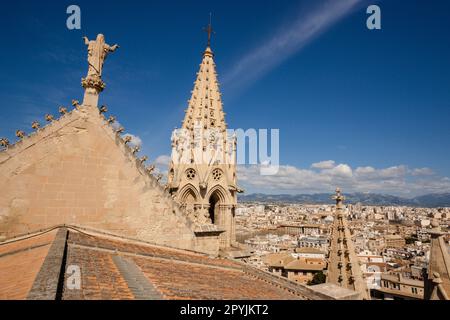 Pinaculos y imagen de la virgen Maria sobre la fachada principal, Catedral de Mallorca , siglo XIII, Monumento Histórico-artístico, Palma, mallorca, Stockfoto