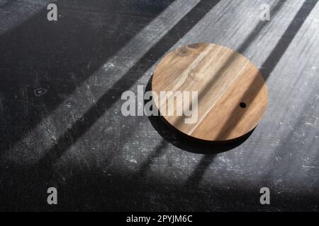 Foto-Holzbrett auf dunklem Hintergrund, Draufsicht Stockfoto