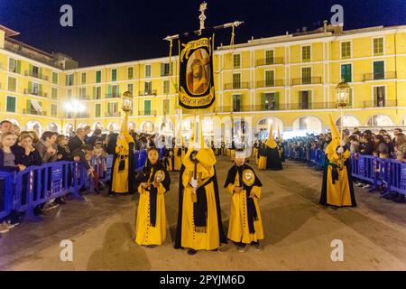 Cofrades en la plaza Major, procession de jueves santo, Palma, Mallorca, Islas Baleares, España Stockfoto