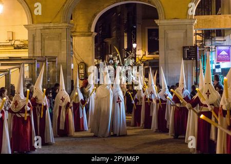 Cofrades en la plaza Major, procession de jueves santo, Palma, Mallorca, Islas Baleares, España Stockfoto