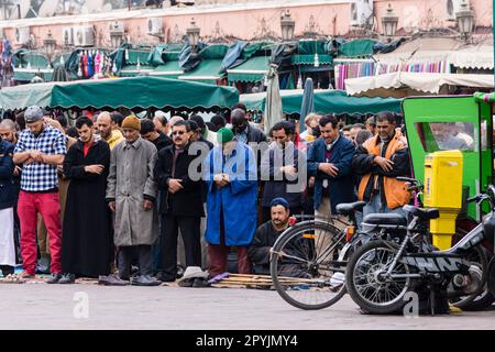 Musulmanes Orando Frente ein Una Mezquita, Plaza Jamaa el Fna, Marrakesch, Norte de Africa, Continente Africano Marruecos Stockfoto