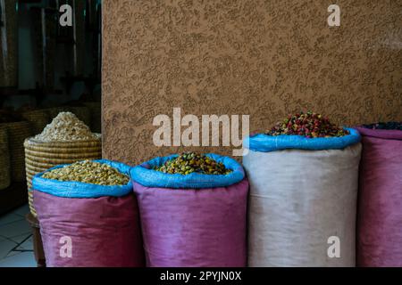 flores secas en una perfumeria, zoco de Marrakesch, Marruecos, norte de Africa, Continente africano Stockfoto