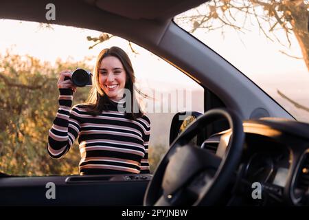 Eine lächelnde Frau, die eine Fotokamera zeigt Stockfoto