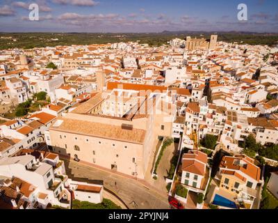 Convento de San Diego, estilo Barroco, Patio de Sa Lluna, antiguo Claustro de franciscanos, siglo XVII, Es Mercadal, Menorca, Balearen, Spanien Stockfoto