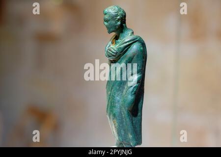 Hombre con Toga, estatuilla de Bronce, Periodo romano Republicano, Años 127 - 27 a.C. , Museu Municipal de Ciutadella, Bastió de Sa Font, Ciutadella, Stockfoto