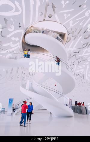 17. Januar 2023, Dubai, Vereinigte Arabische Emirate: Treppe in Form einer DNA-Spirale im Inneren des zukünftigen Museums. Familien, Besucher und Bildungsgruppen. Stockfoto