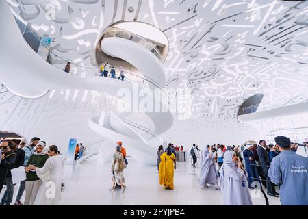 17. Januar 2023, Dubai, Vereinigte Arabische Emirate: Treppe in Form einer DNA-Spirale im Inneren des zukünftigen Museums. Familien, Besucher und Bildungsgruppen. Stockfoto