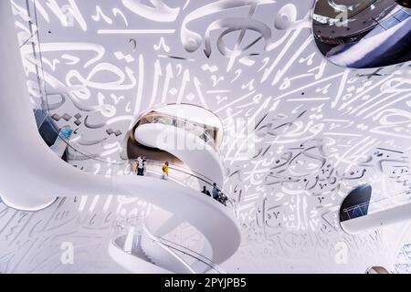 17. Januar 2023, Dubai, Vereinigte Arabische Emirate: Treppe in Form einer DNA-Spirale im Inneren des zukünftigen Museums. Familien, Besucher und Bildungsgruppen. Stockfoto