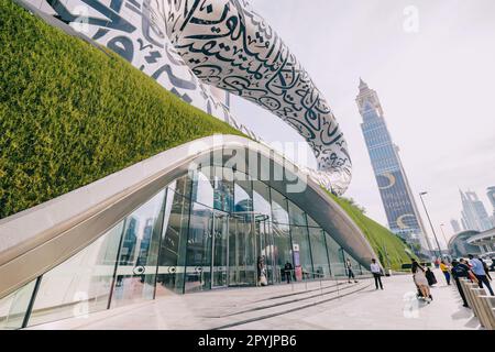 17. Januar 2023, Dubai, Vereinigte Arabische Emirate: Mit seiner atemberaubenden Außenfassade und dem Panoramablick auf die Stadt ist der Eingang des Future Museum Building ein absolutes muss Stockfoto