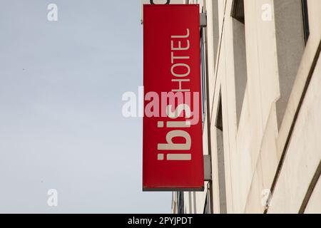 Bordeaux , Aquitaine Frankreich - 05 01 2023 : Ibis-Hotelschild mit rotem Logo, Hoteleingang und markentexter Fassade Stockfoto