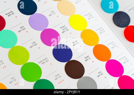 Leuchtende Farben kreisförmige Farbmuster – T-Shirt-Wärmeleitfolie – mit Farbnamen und Codes, Nahaufnahmen Stockfoto