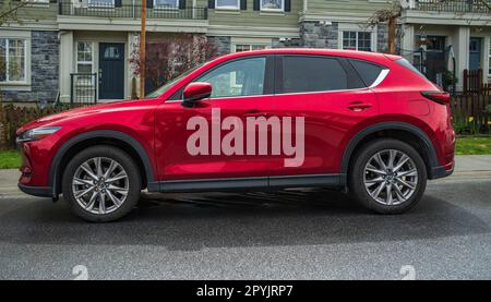 Mazda CX-5 parkt an einer Straße. Mazda CX-5 in roter Metallic-Farbe, AWD. Außenansicht eines Mazda-Autos. Leitartikel, niemand, Straßenfoto-Vancouver Kanada-April Stockfoto