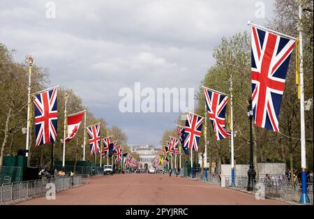 Aktenfoto vom 01. Januar 05/2023 von Union Flags, die an den Straßenmöbeln vor dem Buckingham Palace in der Mall, London, hängen. Ein Mann, der verhaftet wurde, weil er gerufen hat: "Wer hat ihn gewählt?" Während einer Proklamationszeremonie fürchtet der König, dass er wieder festgehalten wird, da er an einem geplanten Protest während der Krönung teilnimmt. Ausgabedatum: Donnerstag, 4. Mai 2023. Stockfoto