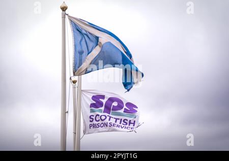 Aktenfoto vom 09. September 06/22 der Flaggen des Saltire and Scottish Prison Service, die außerhalb von HMP Edinburgh fliegen. Vierzig Prozent der Insassen in einem schottischen Gefängnis sagten den Inspektoren, dass sie von Mitarbeitern missbraucht, bedroht, gemobbt oder angegriffen worden seien, was zu Sicherheitsängsten führte. Ausgabedatum: Donnerstag, 4. Mai 2023. Stockfoto