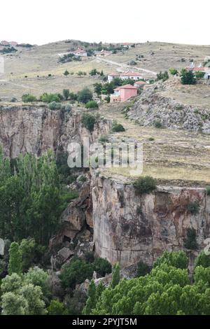 Blick auf das Ihlara-Tal mit Klippenrand und Wald in Aksaray, Zentralanatolien, Türkei Stockfoto