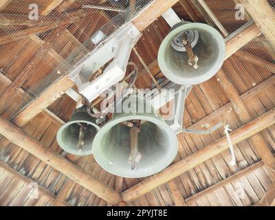 Alte Grunge-Glocke. Die Glocke im Glockenturm. Große Metallglocken unter einem Holzdach. Stanisici, Bijelina, Republika Srpska, Bosnien und Herzegowina. Religiöse Gebäude für Zeremonien Stockfoto