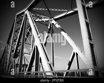 Die Brücke am Fluss Sava. Teil der Konstruktion der Metallbrücke. Moderne technologische Strahlen Stockfoto