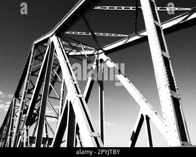 Die Brücke am Fluss Sava. Teil der Konstruktion der Metallbrücke. Moderne technologische Strahlen Stockfoto