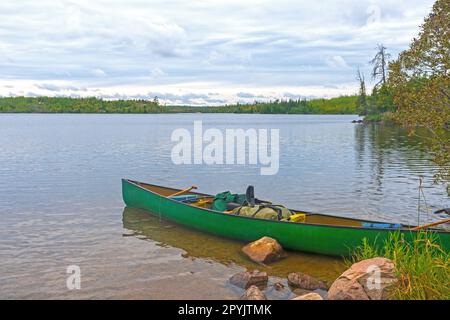 Kanu bereit auf einem ruhigen See Stockfoto