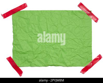 Zerknittertes rechteckiges Blatt grünes Papier auf weißem Hintergrund, Draufsicht. Platz für die Beschriftung Stockfoto