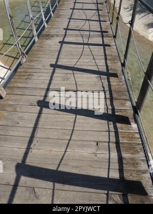 Hängende Holzbrücke. Stanisici, Bijelina, Bosnien und Herzegowina. Eine Brücke aus Brettern und Geländern, die von 4 Personen getragen werden kann. Stockfoto