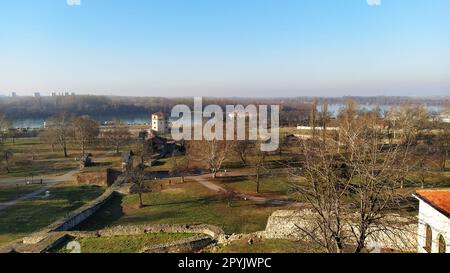 Belgrad, Serbien, 24. Januar 2020. Landschaft oder Blick von Kalemegdan auf den Zusammenfluss von zwei Flüssen - Sava und Donau. Januar. Stockfoto