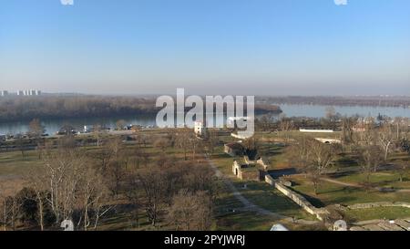 Belgrad, Serbien, 24. Januar 2020. Landschaft oder Blick von Kalemegdan auf den Zusammenfluss von zwei Flüssen - Sava und Donau. Januar. Stockfoto