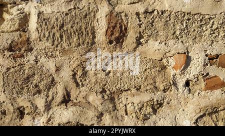 Alte türkische Backsteinmauer. Die restaurierte Mauer der turkischen Eroberer. Warme braun-rote Farbtöne aus unebenen Ziegeln. Kultureller und historischer Komplex Kalemegdan, Belgrad, Serbien. Stockfoto