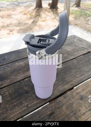 Wiederverwendbarer Thermowasserbecher aus Stahl Stockfoto