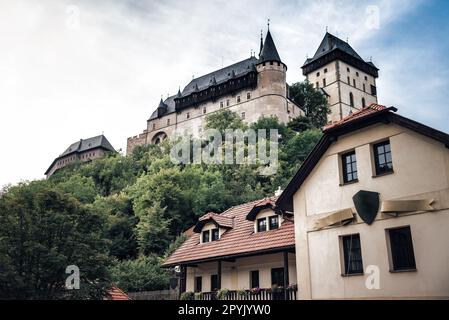 Blick auf die Burg Karlstejn, große gotische Burg in der Stadt Karlstejn, Tschechische Republik Stockfoto